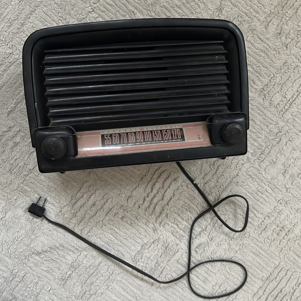 Vintage 1948 General Electric tube radio Model 102, brown
